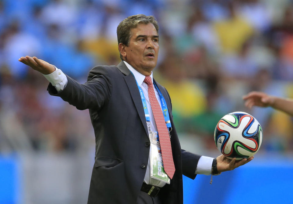 ARCHIVO - En esta foto de archivo del 14 de junio de 2014, el colombiano Jorge Luis Pinto, entonces técnico de Costa Rica, sostiene un balón durante un partido ante Uruguay, en el Mundial, realizado en Fortaleza, Brasil (AP Foto/Bernat Armangue)