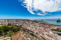 <p>Un apartamento en primer línea de playa en Almería de un tamaño medio de 55 metros cuadrados cuesta 425 euros durante siete días. (Foto: Getty Images).</p> 