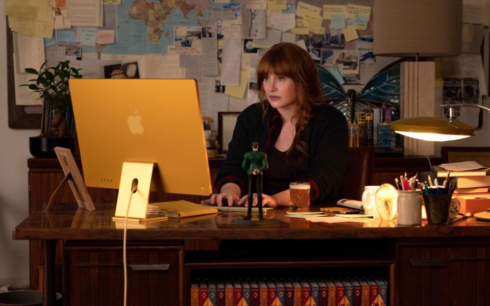 Der Schreibtisch ist der Lieblingsarbeitsplatz von Schriftstellerin Elly Conway (Bryce Dallas Howard). (Bild: Universal Pictures)
