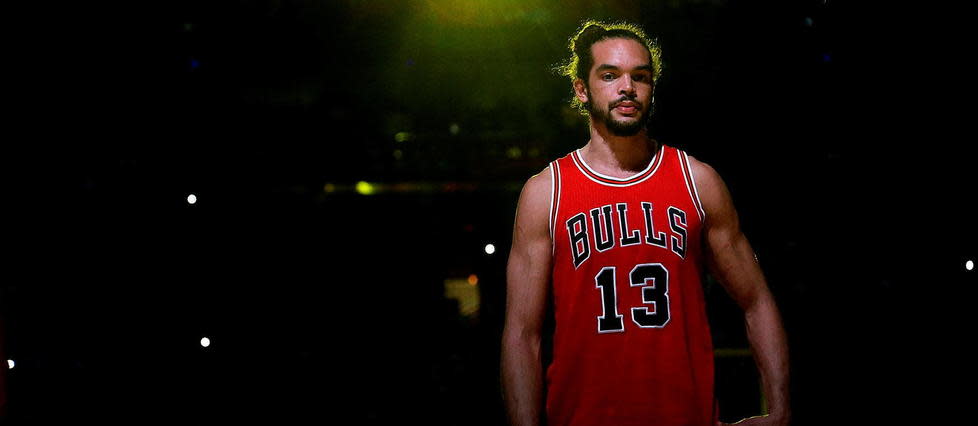 Après 13 saisons passées sur les parquets de NBA, l’ancienne star des Chicago Bulls Joakim Noah a mis un terme à sa carrière, à 36 ans.
