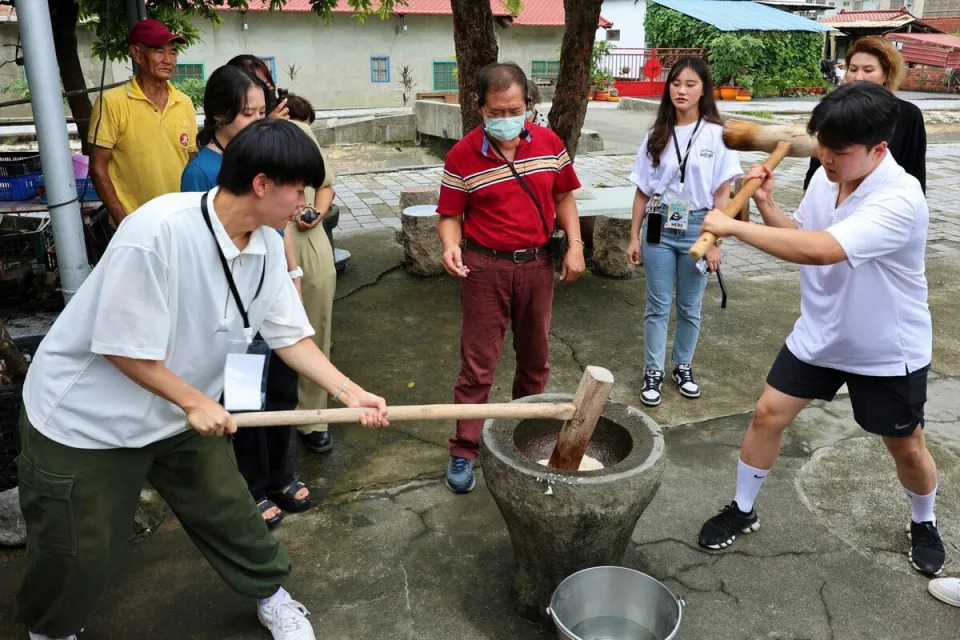 國際學生專注搗麻糬。   圖：高雄市行政暨國際處提供