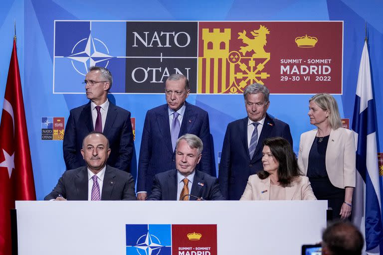 Varios líderes de la OTAN posan durante la firma de un memorando en el que Turquía apoya la adhesión de Finlandia y Suecia a la alianza militar el martes 28 de junio de 2022, en Madrid. 