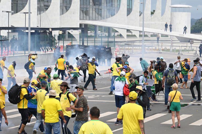 Miles de seguidores del exmandatario de Brasil Jair Bolsonaro, que defienden un golpe de estado para derrocar al presidente Luiz Inácio Lula da Silva, invadieron hoy el Palacio del Planalto, el Congreso Nacional y el Supremo Tribunal Federal (STF, corte suprema), en Brasilia, prácticamente sin resistencia de la policía de la capital federal.