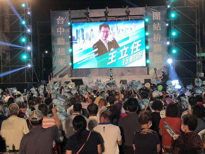 民進黨2日晚上舉辦「中央地方做伙拼‧民主台灣大步行」海線造勢晚會暨中央政績說明會，吸引海線支持者到場力挺。(陳世宗攝)