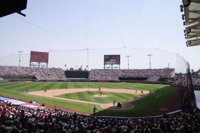墨西哥城球場湧入滿場兩萬觀眾。（美聯社）
