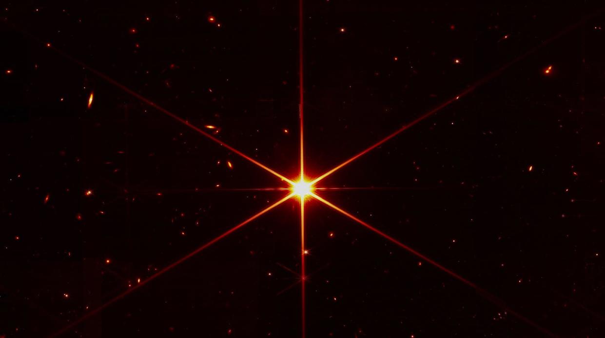 <span class="caption">Imagen de la estrella 2MASS J17554042+6551277 tomada por el JWST en su proceso de calibrado.</span> <span class="attribution"><a class="link " href="https://www.nasa.gov/press-release/el-telescopio-webb-de-la-nasa-alcanza-un-hito-en-su-alineaci-n" rel="nofollow noopener" target="_blank" data-ylk="slk:NASA/STScI;elm:context_link;itc:0;sec:content-canvas"> NASA/STScI</a></span>
