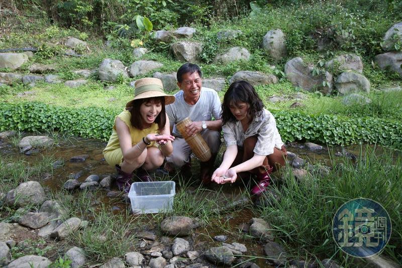 在地生態解說班班長李榮芳，帶著我們觀察豐富的溪流生態。 