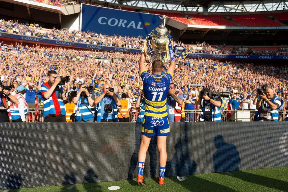 Warrington Guardian: Sosteniendo en alto la Challenge Cup frente a un mar de prímula y azul