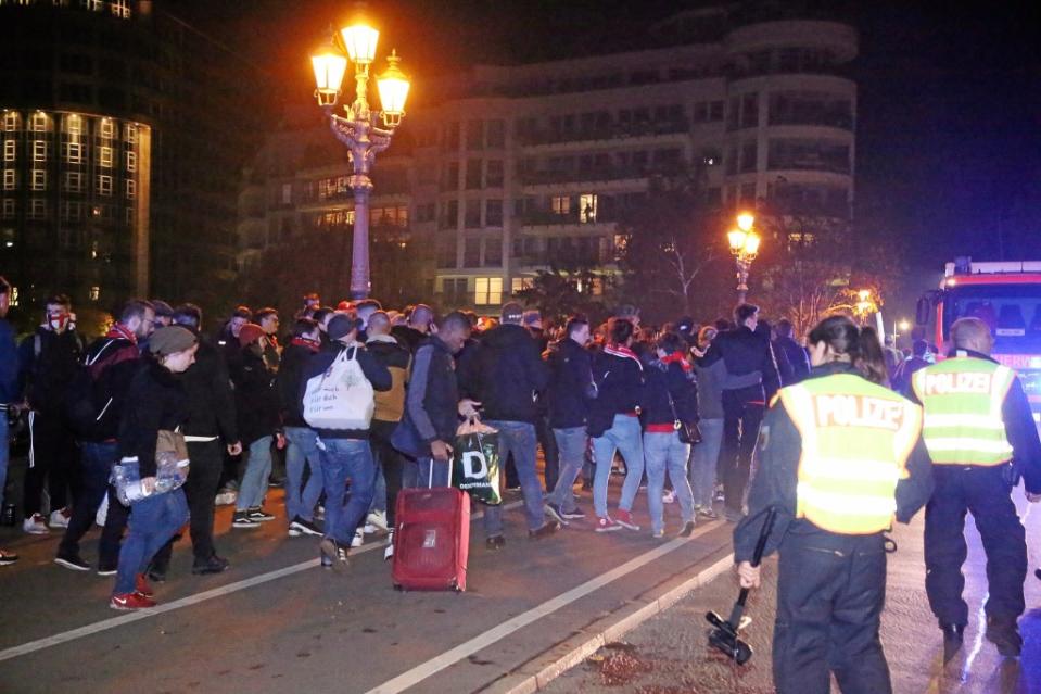 Die Fans an Bord verhielten sich sehr besonnen. In solchen Situationen bestehe die große Gefahr, dass Menschen eigenständig in Panik aussteigen. Dabei könnten sie auf den Gleisen mit der Stromschiene in Kontakt kommen oder von entgegenkommenden Zügen erfasst werden, hieß es.<span class="copyright">Thomas Peise</span>