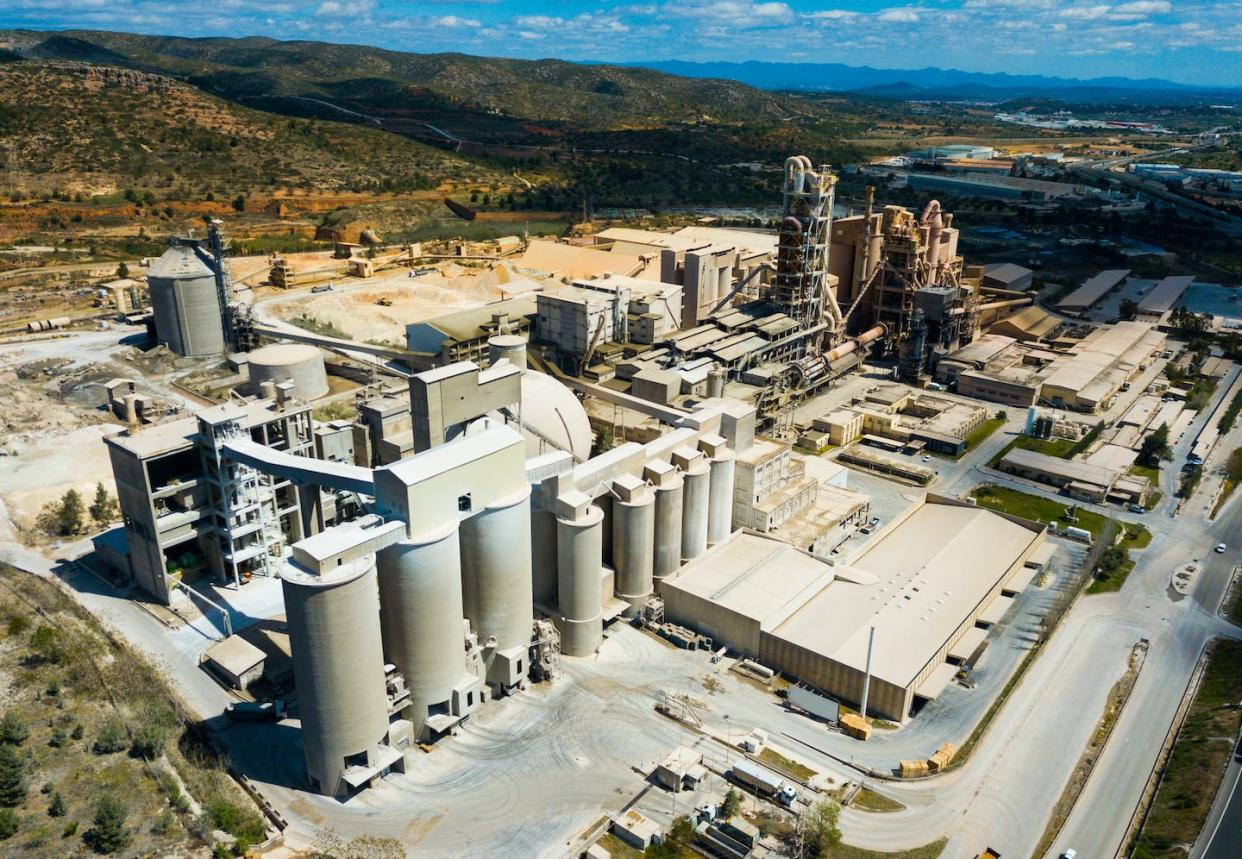 Fábrica de cemento en Buñol, Valencia (España). <a href="https://www.shutterstock.com/es/image-photo/aerial-view-huge-cement-plant-warehouses-1579883002" rel="nofollow noopener" target="_blank" data-ylk="slk:BearFotos / Shutterstock;elm:context_link;itc:0;sec:content-canvas" class="link ">BearFotos / Shutterstock</a>