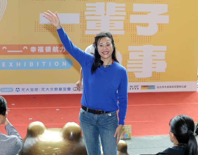 台灣民眾黨副總統參選人吳欣盈（中）3日在台北出席唐氏症基金會活動，她認為，其他兩組參選組合都很有競爭力，期待聽聽看他們對台灣的解方，並盼辯論時再見。（中央社）
