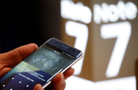 A customer tries out a Samsung Electronics' Galaxy Note 7 at the company's headquarters in Seoul, South Korea, October 10, 2016. REUTERS/Kim Hong-Ji