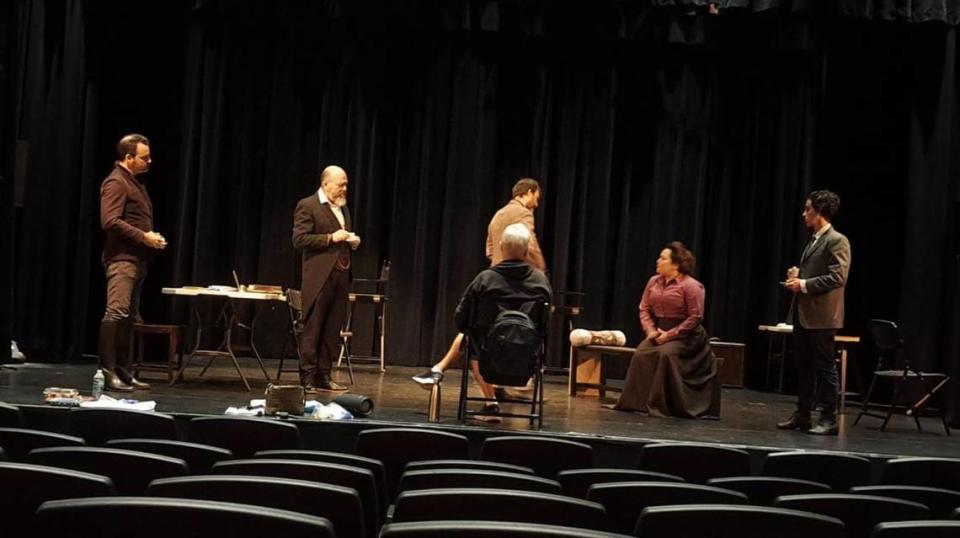 En pleno ensayo, (de derecha a izquierda) Joel Lara, Rachel Pastor, Caleb Casas, Carlos Acosta Milián y Ariel Texidó, y (sentado) el autor y director del montaje, Carlos Celdrán. 