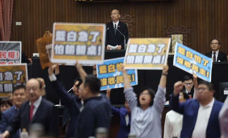 立法院會12日處理選罷法草案時，民進黨團表達反對、要求退回程序委員會，國民黨團則提議逕付二讀，雙方為此上演表決戰。圖為立法院長韓國瑜（後中）主持院會情形。（中央社）