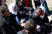 <p>Iranian victims of the earthquake mourn around the wreckage of their home in the city of Pole-Zahab in Kermanshah Province, Iran, Nov. 13, 2017. (Photo: Abedin Taherkenareh/EPA-EFE/REX/Shutterstock) </p>