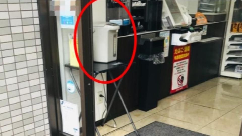 超商入口處擺了一台即熱式飲水機，模樣超像酒精噴霧器。（圖／翻攝自Twitter）
