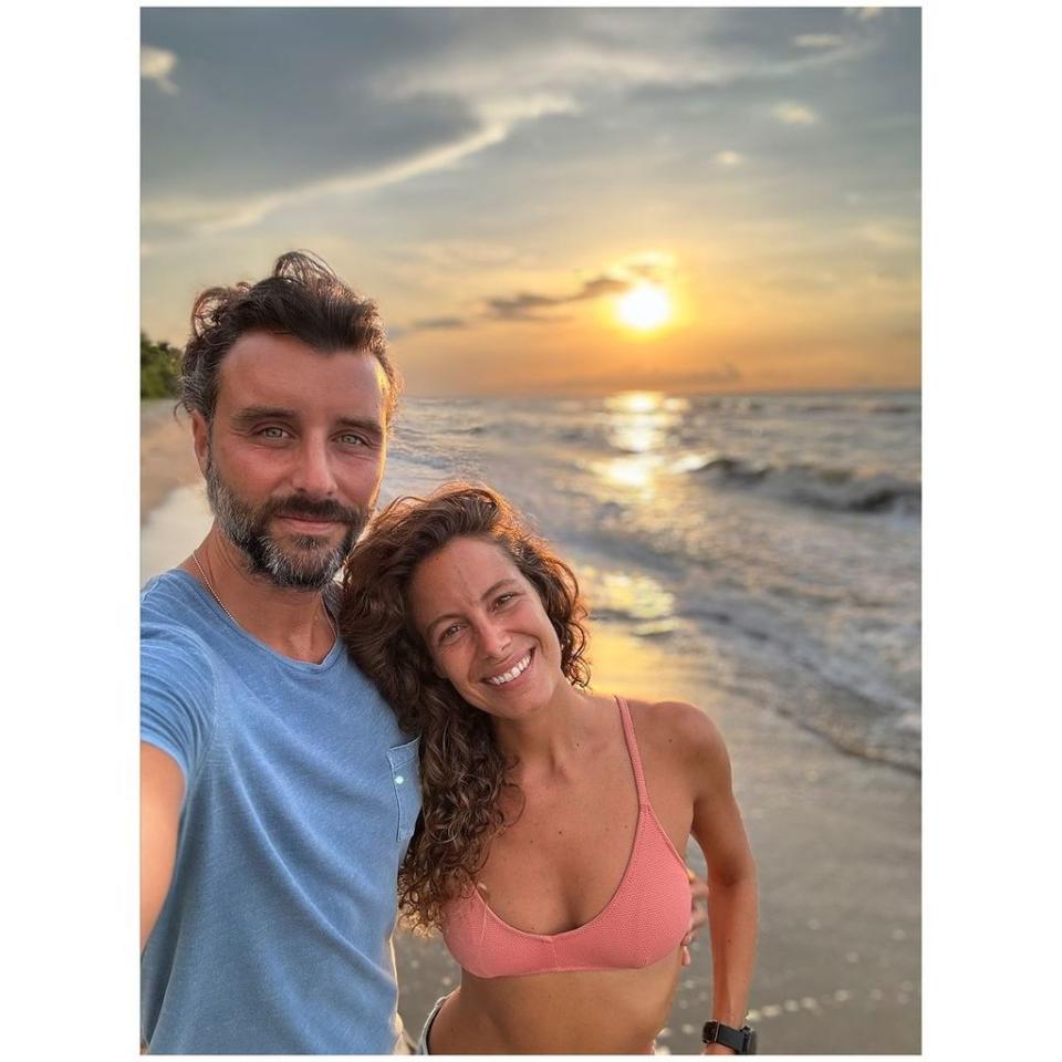 Laura Madrueño, presentadora de Supervivientes, con su marido, el arquitecto y fotógrafo Álvaro Puerto, en Honduras, junio de 2024