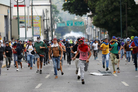 Partidarios de la oposición chocan con las fuerzas de seguridad durante una manifestación contra el presidente de Venezuela Nicolás Maduro, en Caracas. REUTERS/Carlos Garcia Rawlins