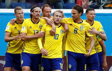 El medicampista sueco Emil Forsberg (10) recibe el apoyo de sus compañeros tras anotar frente a Suiza en su duelo por los octavos de final de la Copa del Mundo de la FIFA en San Petersburgo, Rusia, jul 03, 2018. REUTERS/Damir Sagolj