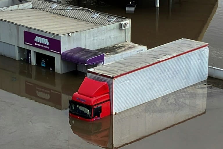 Vue d'une rue inondée à Porto Alegre, au Brésil, le 5 mai 2024. (Florian PLAUCHEUR)
