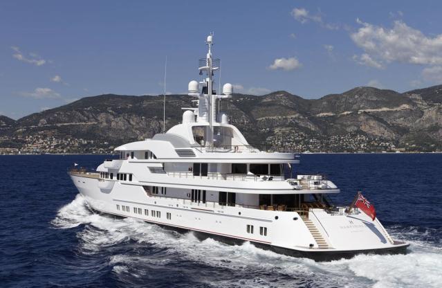 Le yacht fantôme de Bernard Arnault repéré sur la Côte d'Azur