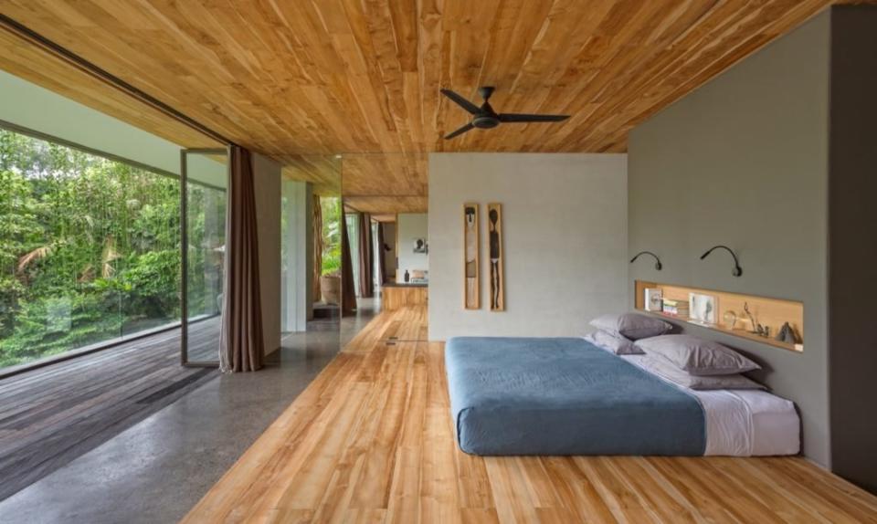 <p>Así, permite unas vistas privilegiadas tanto del bosque de alrededor como del río que se encuentra debajo.<br>Foto: Daniel Koh/Word of Mouth House </p>