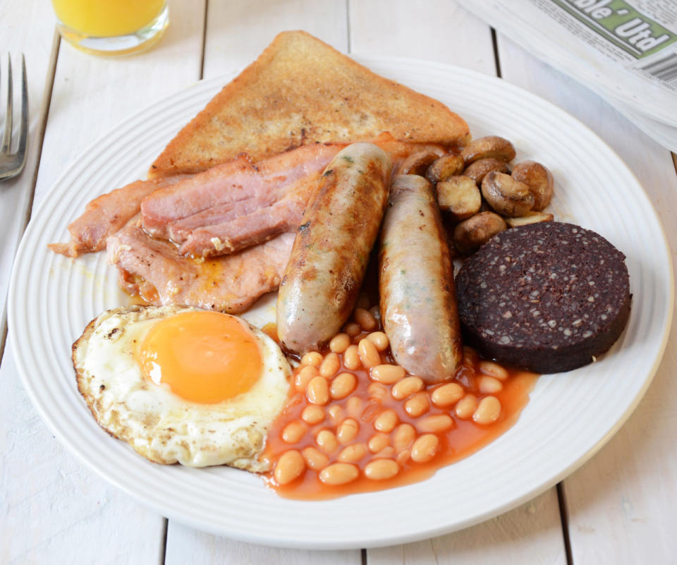 <p>Eine echte Fettbombe ist das Frühstück englischer Art: Speck, Toast und Würstchen strotzen voller gesättigter Fettsäuren und übersteigen damit bereits den täglichen Bedarf an Kalorien und Salz. (Bild-Copyright: Edster1980/iStock/Getty Images)</p>