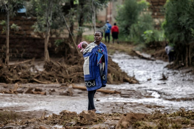 Une femme et son bébé dans une zone fortement touchée par des pluies torrentielles et des inondations à Mai Mahiu, le 29 avril 2024 au Kenya (LUIS TATO)