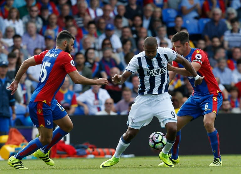 West Bromwich Albion's striker Salomon Rondon vies with Crystal Palace's midfielder Mile Jedinak (L) and Scott Dann (R) during the match on August 13, 2016