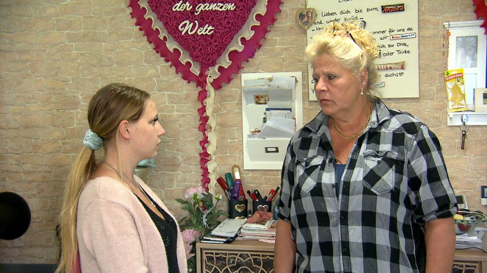 Loredana (17) möchte trotz Baby-Wirbels ihren Führerschein machen. Ob Mama Silvia dazu den Nerv hat? (Bild: RTLZWEI)