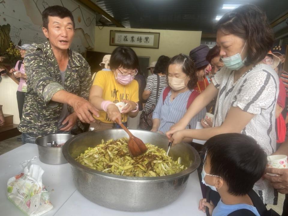 黑糖農莊用黑糖與情人果結合，風味特別。（記者張淑娟攝）