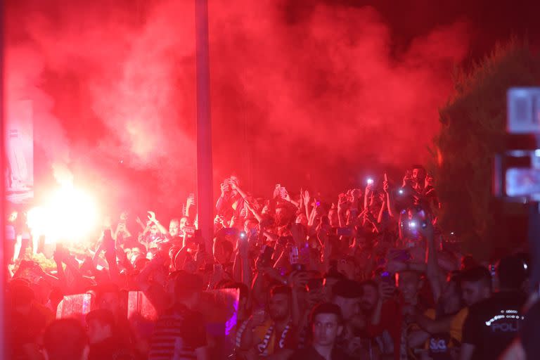 La locura de los hinchas del Galatasaray turco para recibir a la familia de Wanda Nara y Mauro Icardi