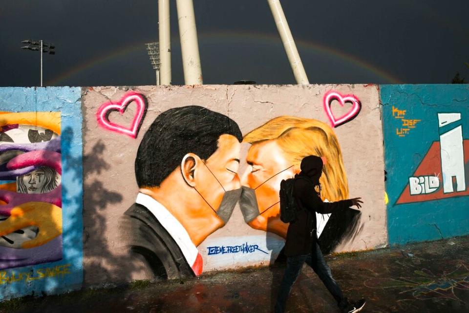 2020年4月29日，新冠疫情在德國爆發後，柏林一處公園外牆出現川普與習近平相親相愛的塗鴉。美聯社