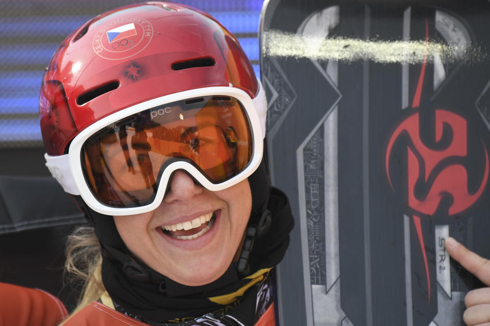 <p>06h50 : LEDECKA ! Après sa médaille d’or à la surprise générale lors du Super-G en ski, la Tchèque Ester Ledecka est titrée en snowboard alpin parallèle. Elle était la première athlète de l’histoire des JO à s’aligner à la fois en ski alpin et en snowboard, elle devient la première à remporter l’or dans deux disciplines différentes. Ne cherchez plus l’athlète de ces Jeux de PyeongChang. “C’est un exploit extraordinaire”, s’enthousiasme Edgar Grospiron. “Pourtant, elle a expliqué qu’elle avait eu du mal à retrouver ses sensations de snowboardeuse entre les deux épreuves”, ajoute-t-il. </p>