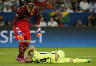 Football - Paris St Germain v FC Barcelona - UEFA Champions League Quarter Final First Leg - Parc des Princes, Paris, France - 15/4/15 Barcelona's Javier Mascherano lies injured as Marc Andre ter Stegen looks on Reuters / Christian Hartmann