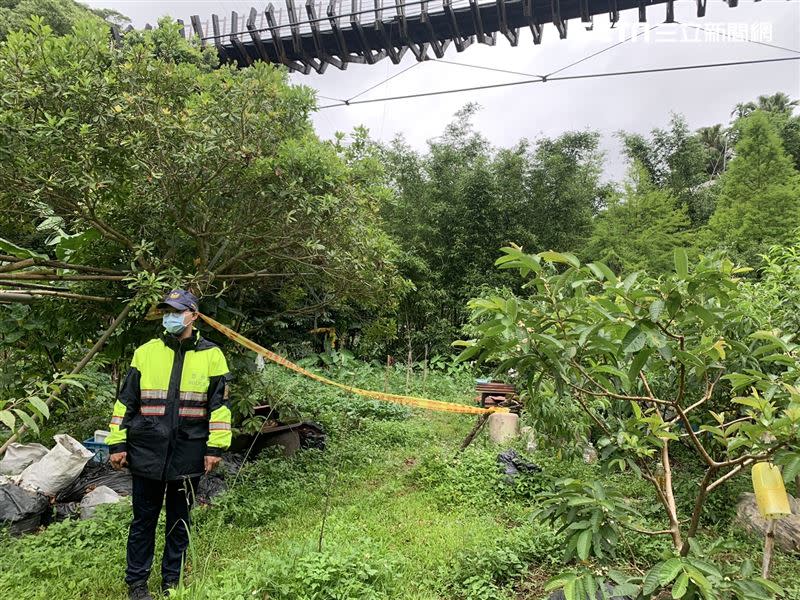 北市白石湖吊橋下發現1名腿部骨折的男屍。（圖／翻攝畫面）