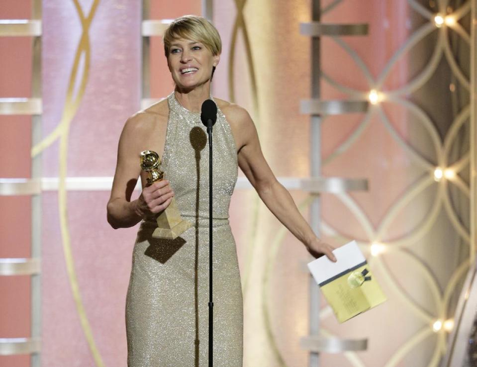 En esta imagen difundida por NBC , Robin Wright acepta el Globo de Oro a la mejor acreiz de drama por su papel en "House of Cards", el domingo 12 de enero del 2014 en el hotel Beverly Hilton, en Beverly Hills, California. (AP Foto/NBC, Paul Drinkwater)