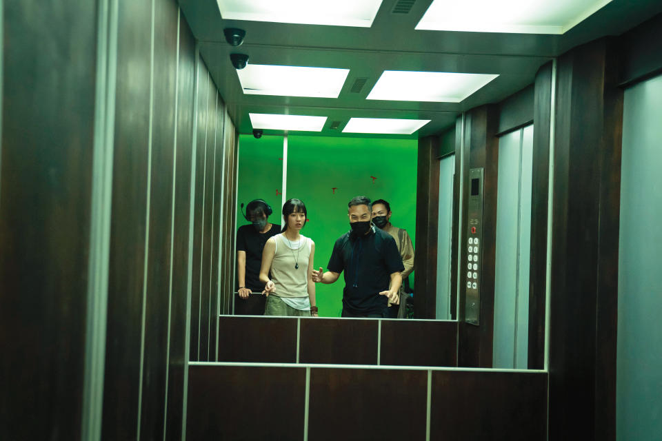 鬼電梯場景是在中影攝影棚搭建，導演奚岳隆（前排右）指導王渝萱（前排左）演出。（樂到家國際提供）