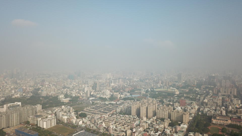 ▲隨東北季風吹拂，境外汙染可能造成台灣空汙。（圖／台灣健康空氣聯盟提供）