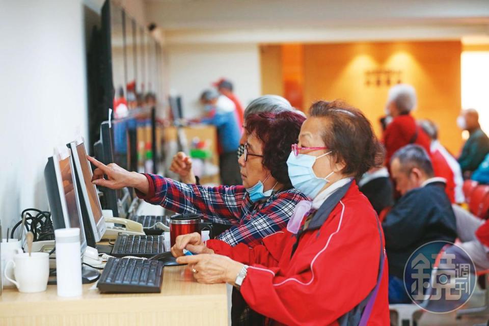 台股指數續創新高，許多投資人不敢進場，但害怕下跌所錯過的報酬，恐怕比下跌時實際的損失來得大。