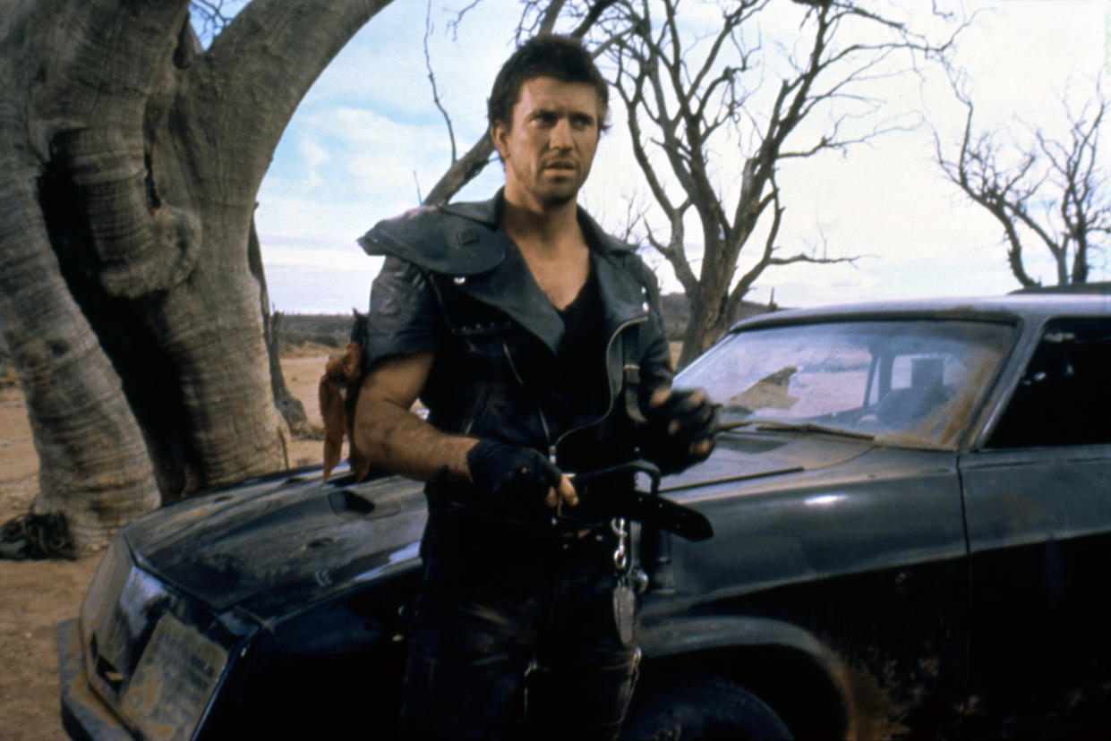 El actor estadounidense Mel Gibson en el set de 'Mad Max 2: The Road Warrior', escrita y dirigida por George Miller. (Foto de Sunset Boulevard/Corbis vía Getty Images)