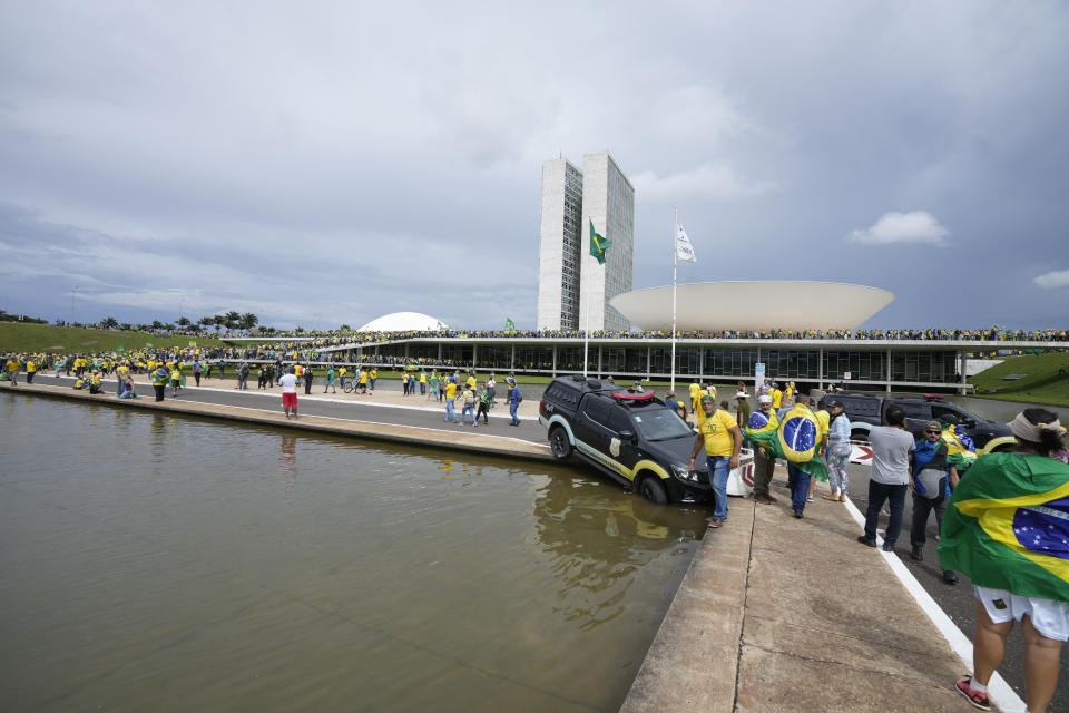 Simpatizantes del expresidente brasileño Jair Bolsonaro irrumpen en el Congreso, en Brasilia, el domingo 8 de enero de 2023. (AP Foto/Eraldo Peres)