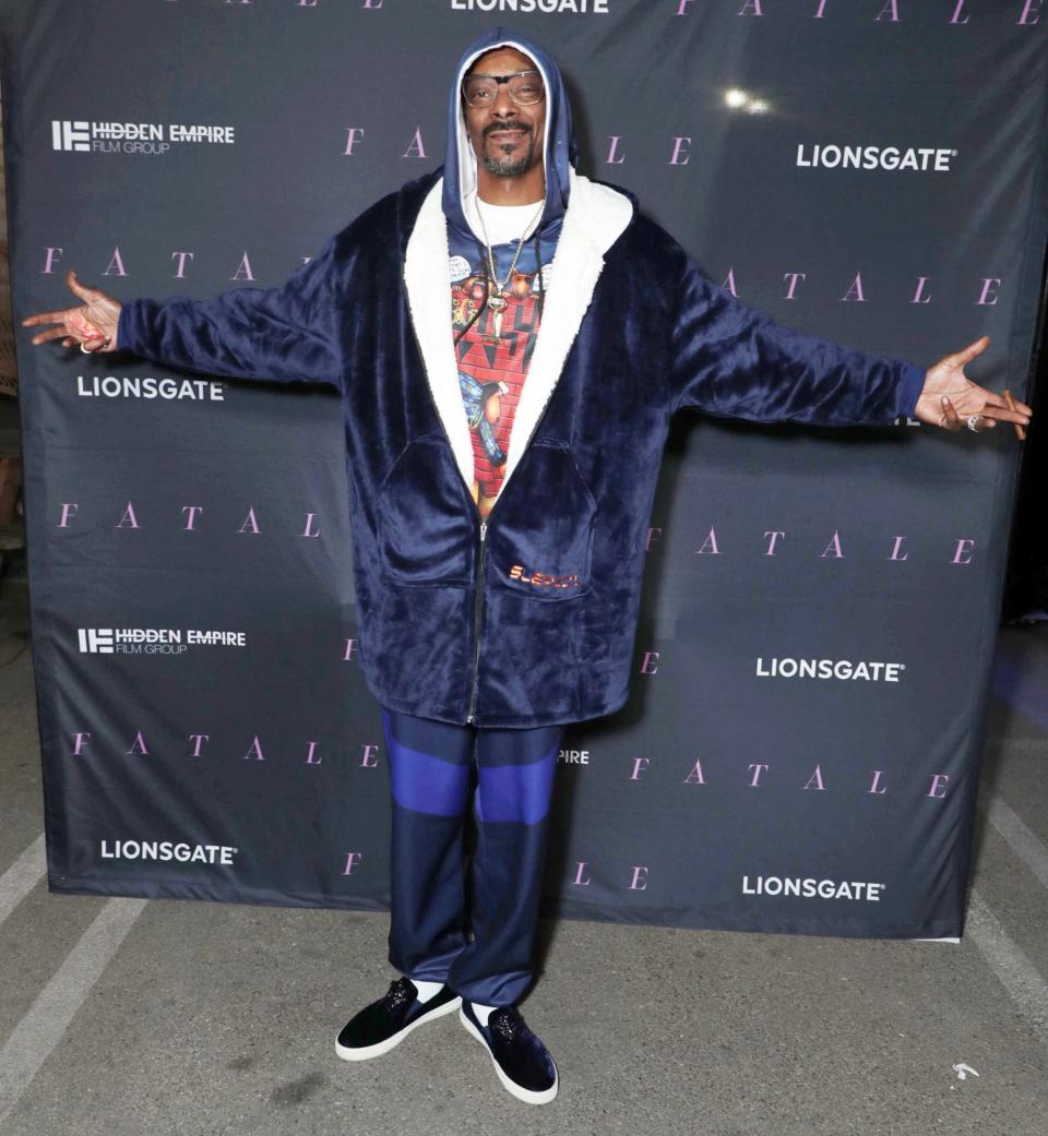 <p>Snoop Dogg gets all cozy on Monday night for a screening of <em>Fatale</em> in Inglewood, California.</p>