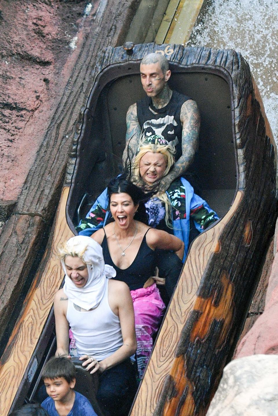 <p><strong>Kourtney Kardashian</strong> y su novio<strong> Travis Barker</strong> disfrutaron como niños en el parque de diversiones Disneyland.</p>