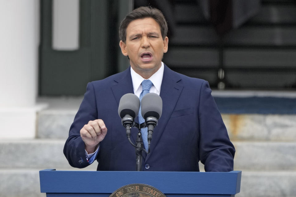 Archivo - El gobernador de Florida, Ron DeSantis, habla después de prestar juramento e iniciar su segundo mandato al frente del poder ejecutivo estatal el 3 de enero de 2023 frente a la sede del viejo Capitolio en Tallahassee, Florida. (AP Foto/Lynne Sladky, Archivo)