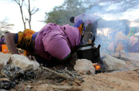 An internally displaced Somali woman prepares tea at a resting site as she flees from drought stricken regions in Lower Shabelle region before entering makeshift camps in Somalia's capital Mogadishu, March 17, 2017. REUTERS/Feisal Omar