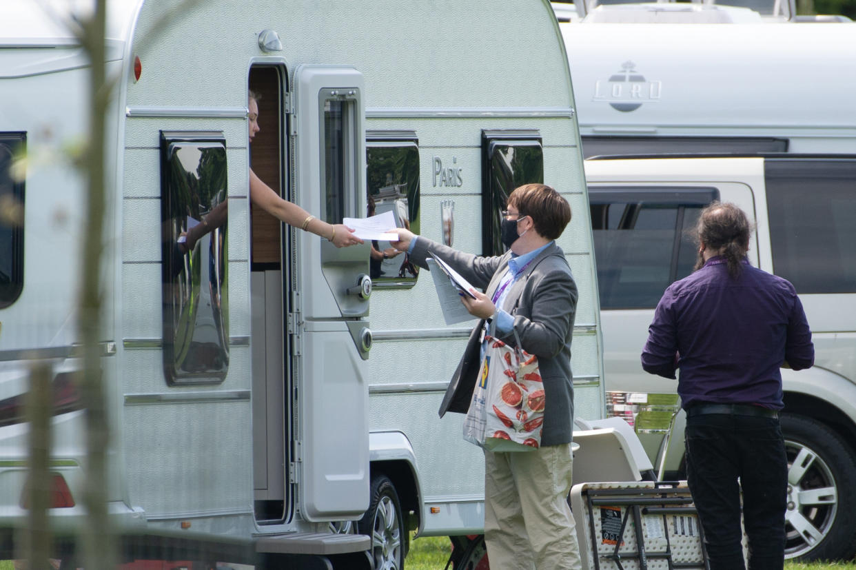 Counsel workers handing out welfare notices to travellers. (SWNS)