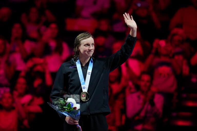 Katie Ledecky saluda tras ganar las finales de los 400 metros libres de mujeres en las pruebas olímpicas de Estados Unidos en Indianápolis, el sábado 15 de junio de 2024