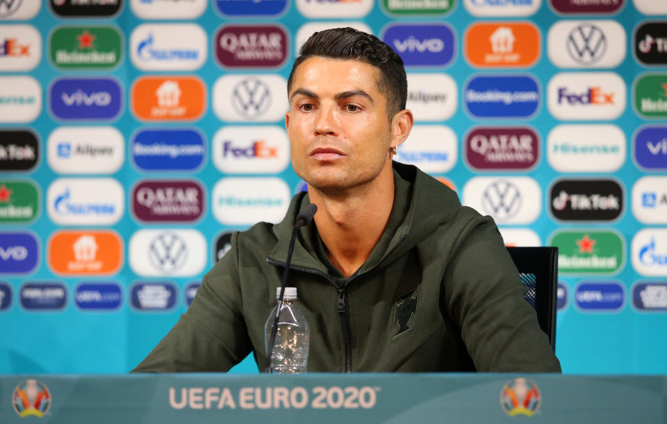 Cristiano Ronaldo mit der inzwischen berühmten Wasserflasche bei der PK vor dem Auftaktspiel seiner Portugiesen. (Bild: UEFA/UEFA via Getty Images)