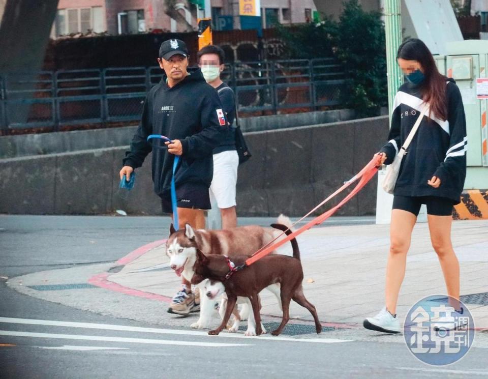 2022年11月20日16：23，喝完下午茶後，夢多跟女友牽著3隻毛小孩去取車。